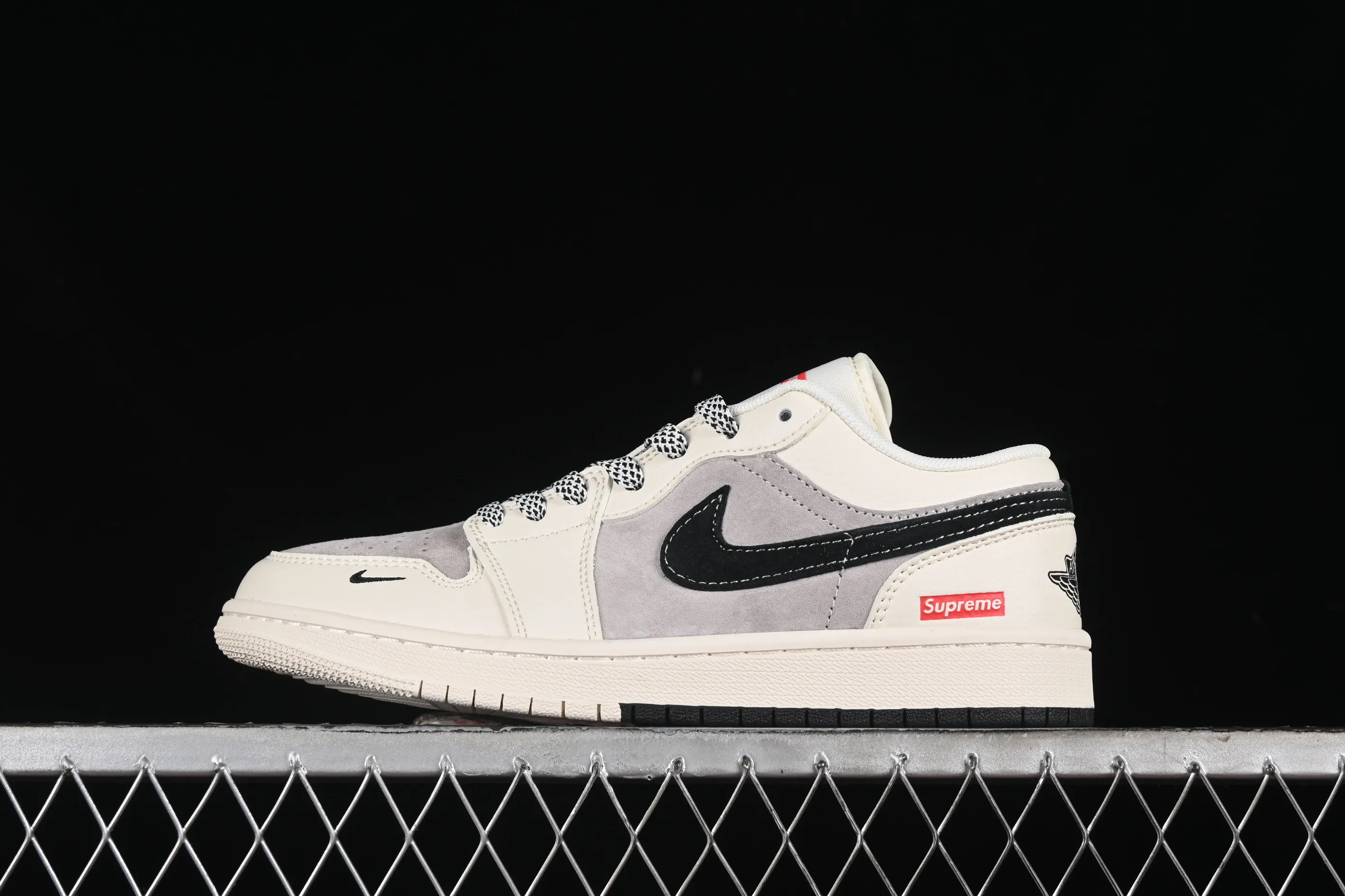 All categories Air Jordan Jordan series basketball shoes Air Jordan 1 Low High-end customized low-top sneakers Air Jordan 1 Low Supreme joint-double black hook High-end customized low-top retro basketball shoes SJ9950-043